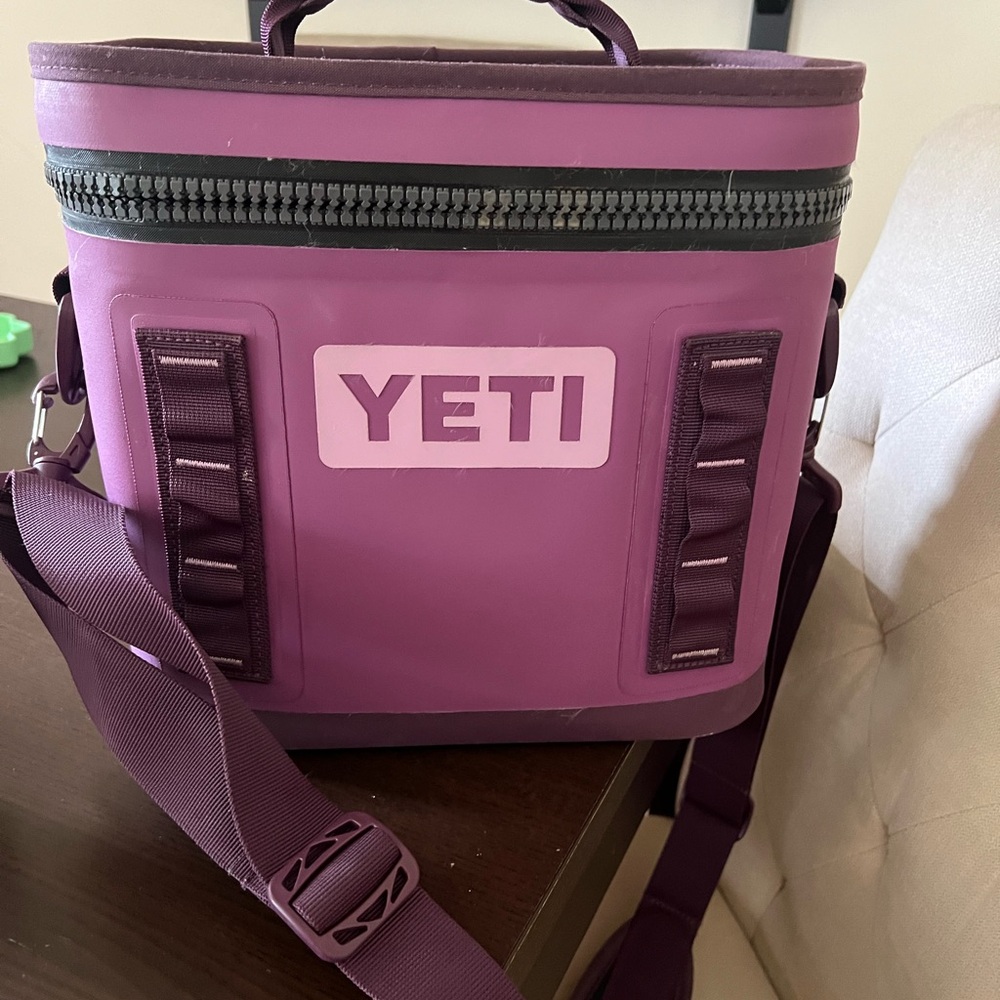 YETI Hopper Flip 8 Purple Cooler with Strap
